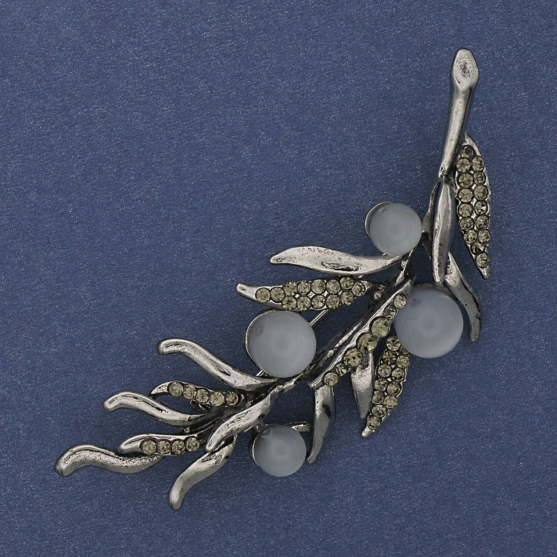 Brosche 'Ästchen' aus grauem Katzenauge und grauen Strasssteinen, 67×26 mm, silbernes Metall