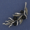 Brosche «Achat-Zweig» mit grauen Strasssteinen, 67×26 mm, silberfarbener Metall