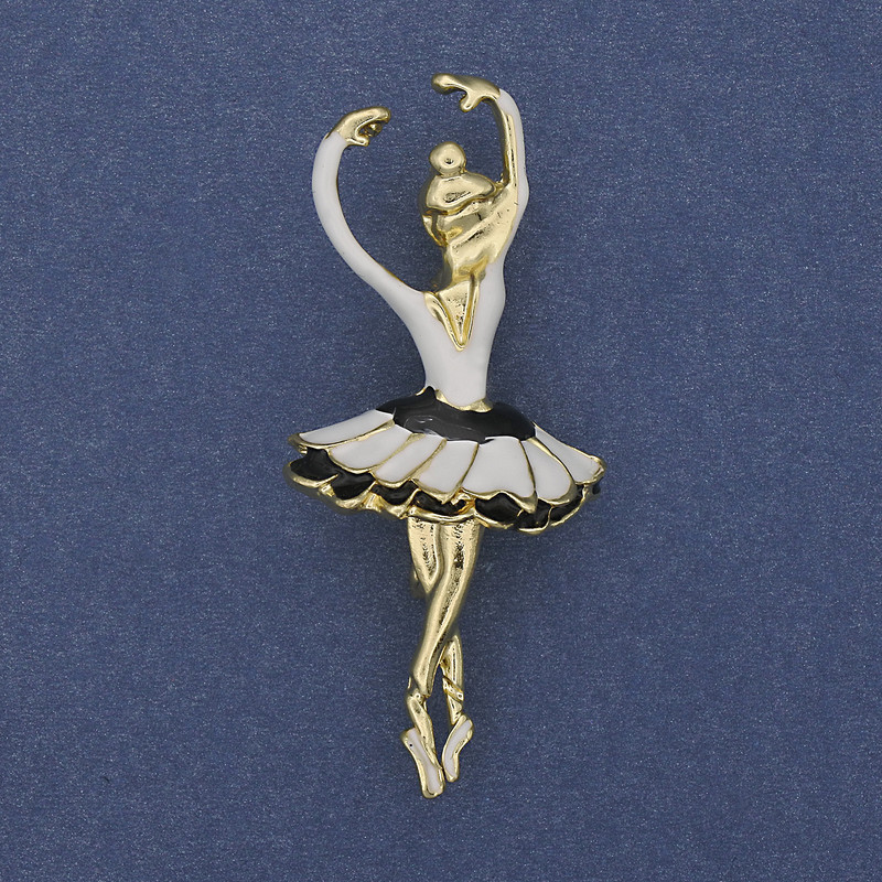 Brosche/Anhänger Ballerina, weiß emailliert, goldfarbenes Metall, 25×57 mm+