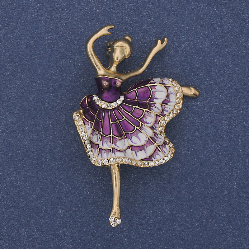 Brosche 'Ballerina' violett und weiß emailliert, weiße Strasssteine, goldfarbenes Metall, 35×50 mm+