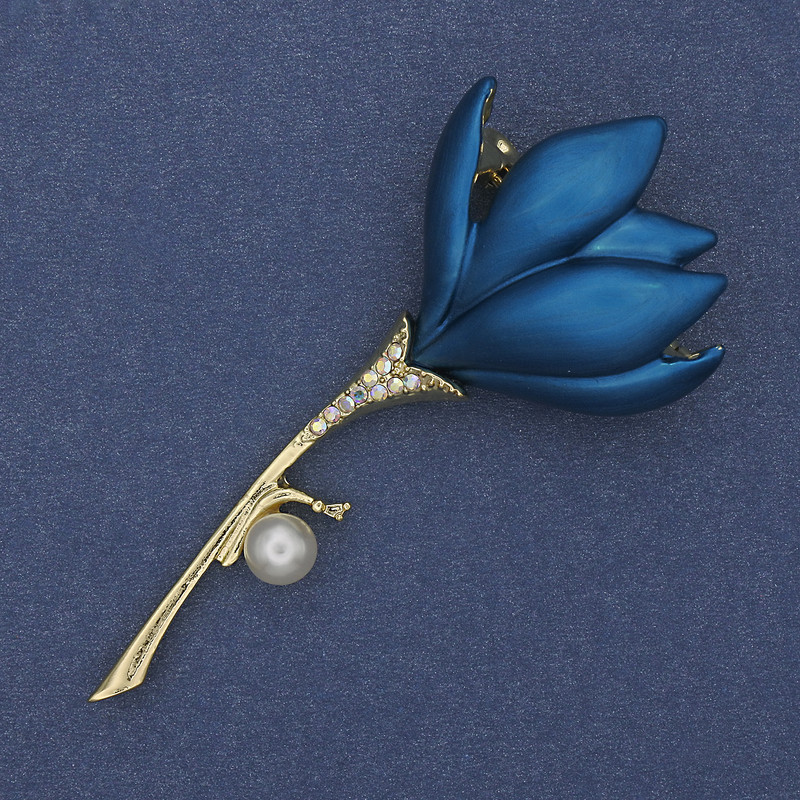 Blumenbrosche-Anhänger Blume blaue Emaille, Perle, Strass, goldfarbenes Metall, 29×64 mm+