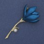 Blumenbrosche-Anhänger Blume blaue Emaille, Perle, Strass, goldfarbenes Metall, 29×64 mm+