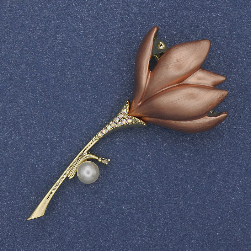 Brosche/Anhänger Blume mit beiger Emaille, Perle und Strasssteinen aus goldfarbenem Metall 29×64 mm+