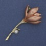 Brosche/Anhänger Blume mit beiger Emaille, Perle und Strasssteinen aus goldfarbenem Metall 29×64 mm+