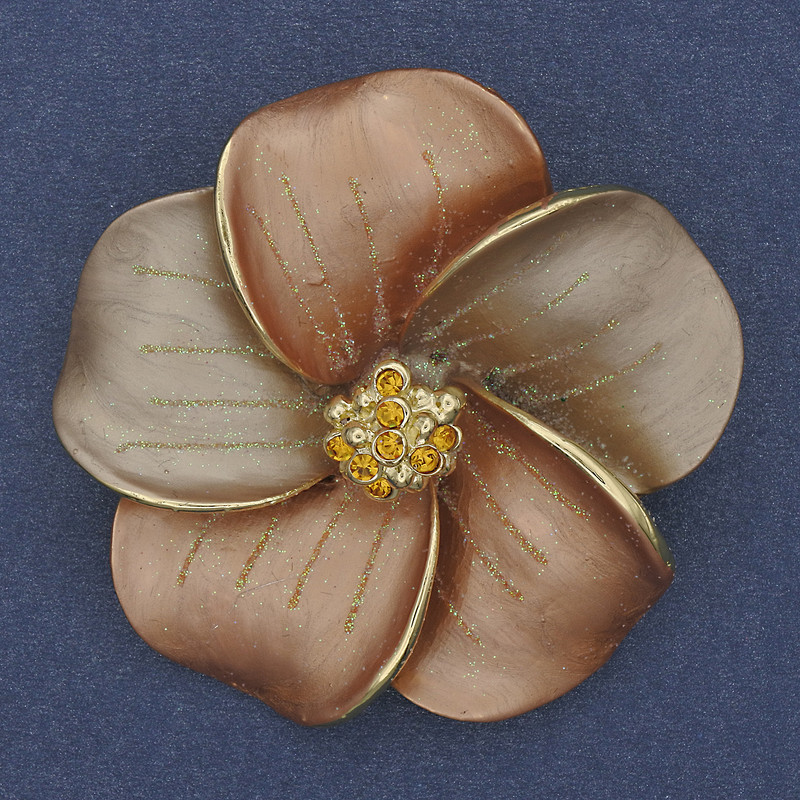 Brosche/Anhänger Blume beige matte Emaille, gelbe Strasssteine, goldfarbenes Metall 49×49 mm+