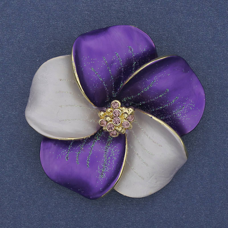 Brosche/Anhänger Blume – weiße und violette matte Emaille, violette Strass-Steine, goldfarbenes Metall, 49×49 mm+