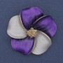Brosche/Anhänger Blume – weiße und violette matte Emaille, violette Strass-Steine, goldfarbenes Metall, 49×49 mm+