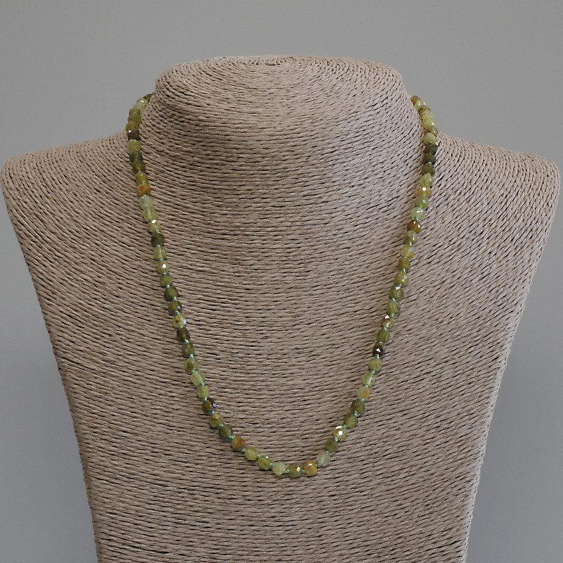 Kette Grossular (grüner Granat) facettierte Würfel 4×4 mm, Länge ca. 50 cm, mit Verschluss