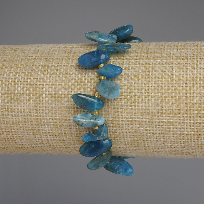 Armband aus Apatit, facettierte Perlen in Schmetterlingsform, Durchmesser ca. 11–16 × 6–8 mm, Seed-Beads ca. 3 mm, Länge ca. 18 cm, Stretcharmband