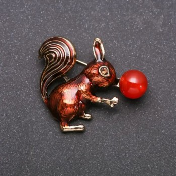 Brosche 'Eichhörnchen mit Karneol', Emaille, braun, goldfarbenes Metall, 35×40 mm