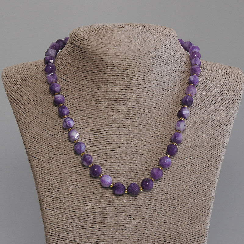 Sugilit-Kette mit facettierten Perlen, Durchmesser ca. 10×9 mm, Glasperlen ca. 3 mm, Länge ca. 45 mm, mit Verschluss