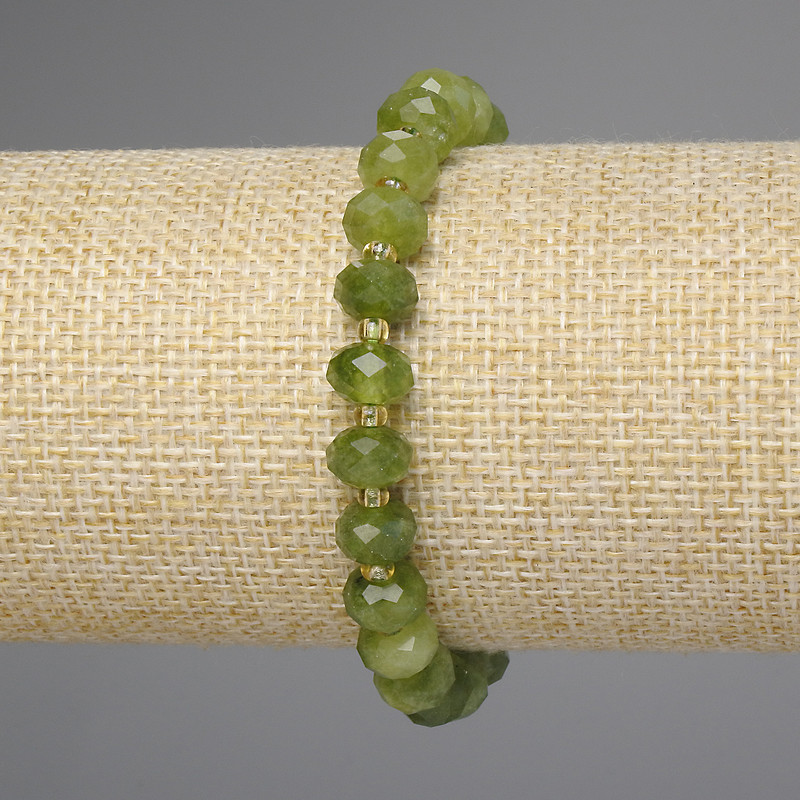 Armband aus facettiertem Jadeit-Rondell, Durchmesser ca. 8×5 mm, 3 mm Glasperlen, Länge ca. 18 cm, Stretch-Armband