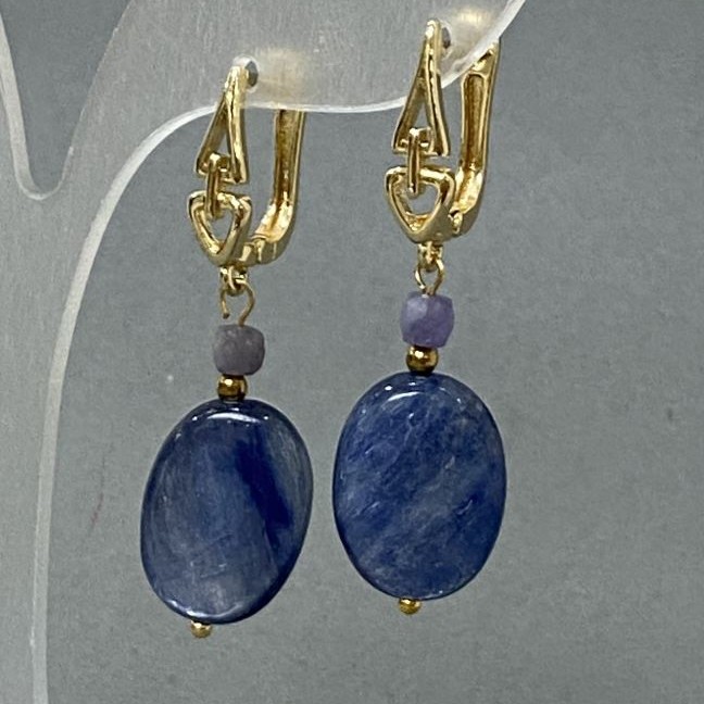 Ohrringe aus Kyanit und Iolith – Oval 18×13 mm ±, facettierte Würfel aus Iolith, Durchmesser 4×4 mm ±, Länge ca. 43 mm