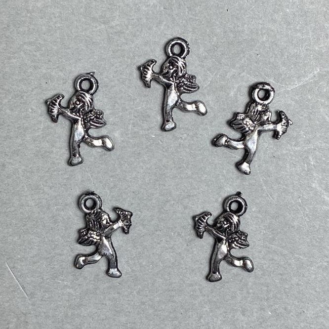 Sonderangebot! Verpackung 0,5 kg Schmuckzubehör Anhänger Amor Kunststoff Farbe Dunkelsilber, Abmessungen 17 × 14 × 2 mm ± Lochdurchmesser 2 mm