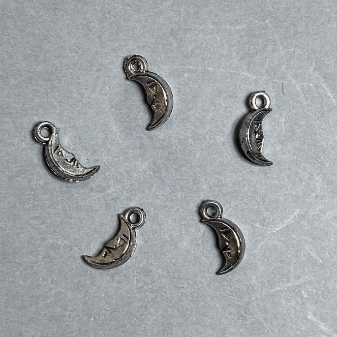REDUZIERT! Schmuckzubehör Anhänger Mond Kunststoff Farbe Dunkelsilber, Abmessungen 15×7, 5×4, 5 mm ± Lochdurchmesser ca. 2 mm ± Verpackung 0,5 kg