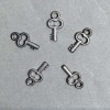Sonderangebot! Verpackung 0,5 kg Schmuckzubehör Anhänger Schlüssel Kunststoff Farbe Dunkel-Silber, Maße ca. 20×11×3 mm, Lochdurchmesser ca. 3 mm