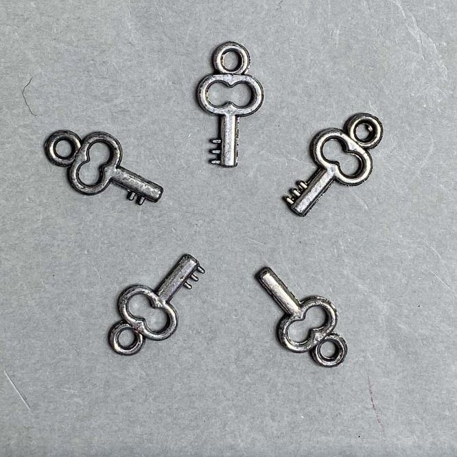 Sonderangebot! Verpackung 0,5 kg Schmuckzubehör Anhänger Schlüssel Kunststoff Farbe Dunkel-Silber, Maße ca. 20×11×3 mm, Lochdurchmesser ca. 3 mm
