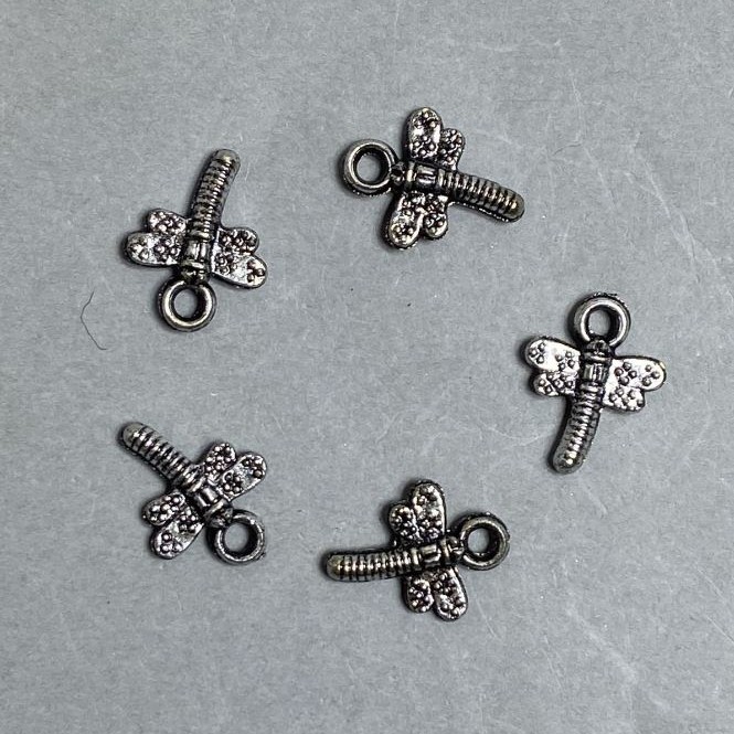 AUKTION! Verpackung 0,5 kg Zubehör Anhänger Schmetterling Kunststoff Dunkelsilber, Abmessungen 19×15×3 mm ± Lochdurchmesser 3 mm ±