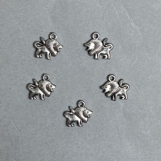 SONDERANGEBOT! Verpackung 0,5 kg - Anhänger Löwe Kunststoff in Dunkelsilber, Abmessungen 16×16×3 mm ± Lochdurchmesser ca. 2–3 mm