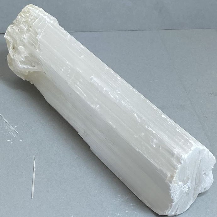 Unbehandelter Selenit, Gewicht 968 g, Maße 19 × 6,7 × 5 cm+