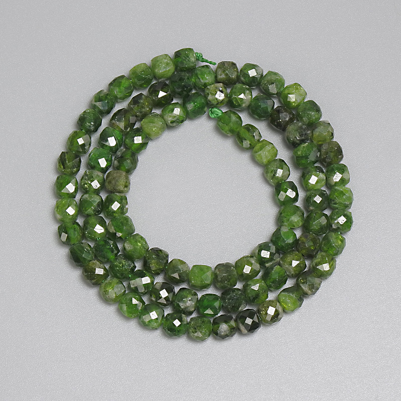 Diopsid-Perlen, facettierte Würfel 4×4 mm, Länge ca. 38 cm, auf Faden