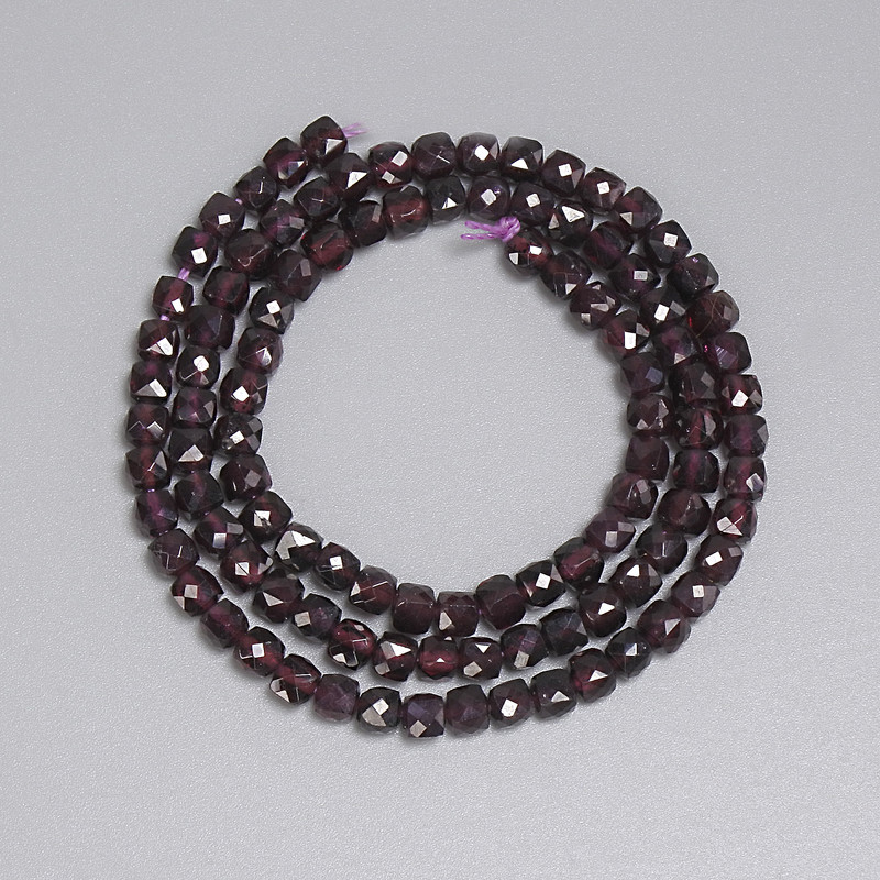 Granatperlen, Würfel 4x4 mm, facettiert, Länge ca. 39 cm, auf einer Schnur