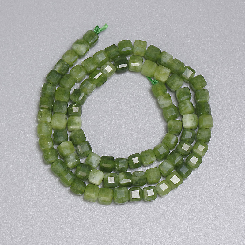 Jadeit facettierte Würfelperlen 4,5×4,5 mm, Länge ca. 37 cm, auf Faden