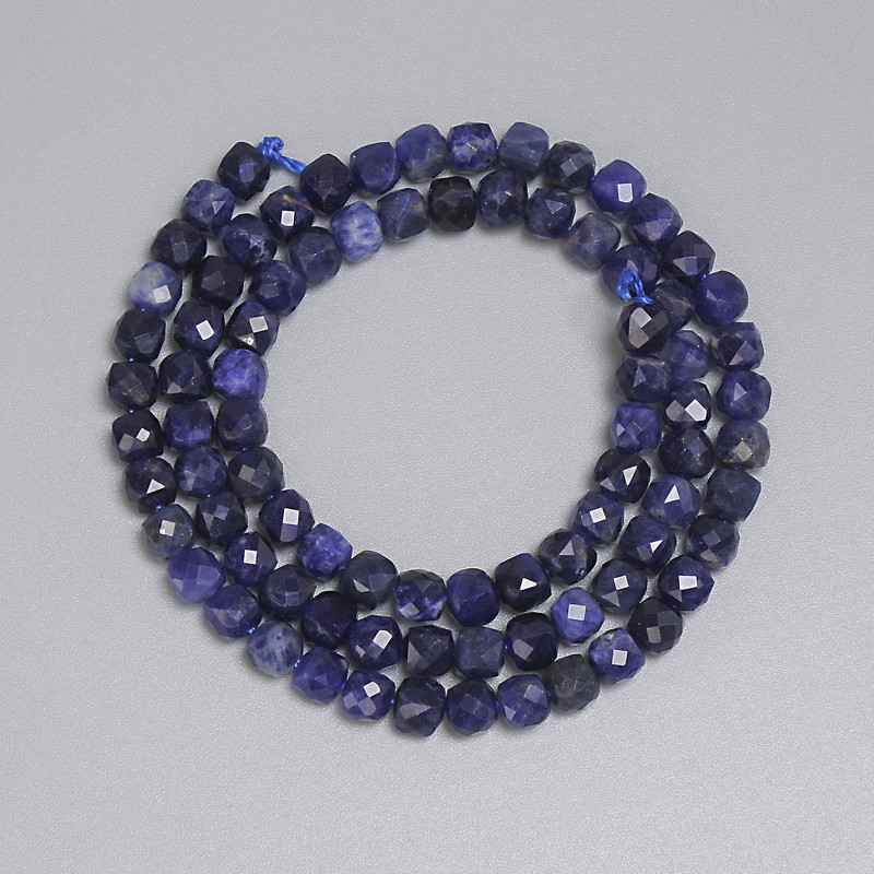 Sodalit-Perlen, facettierte Würfel 4,5×4,5 mm, Länge ca. 39 cm, auf Schnur