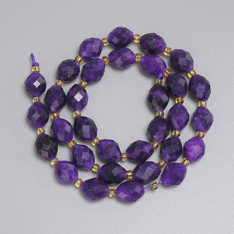 Sugilit-Perlen, facettierte Körner 10 × 8 mm ±, Seed-Beads Ø ca. 3 mm ±, Länge ca. 38 cm, auf einer Schnur