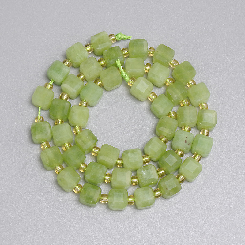 Perlen aus Chrysolith (Olivin), facettierte Würfel 6×6 mm ±, Seed-Beads 3 mm ±, Länge ca. 37 cm ±, auf der Schnur