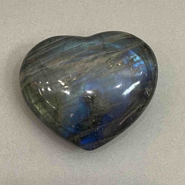 Labradorit-Souvenirstein in Herzform, 65 × 55 × 28 mm, Gewicht ab 149 g