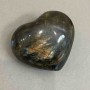 Labradorit-Souvenirstein in Herzform 57×49×28 mm ± Gewicht ab 106 g