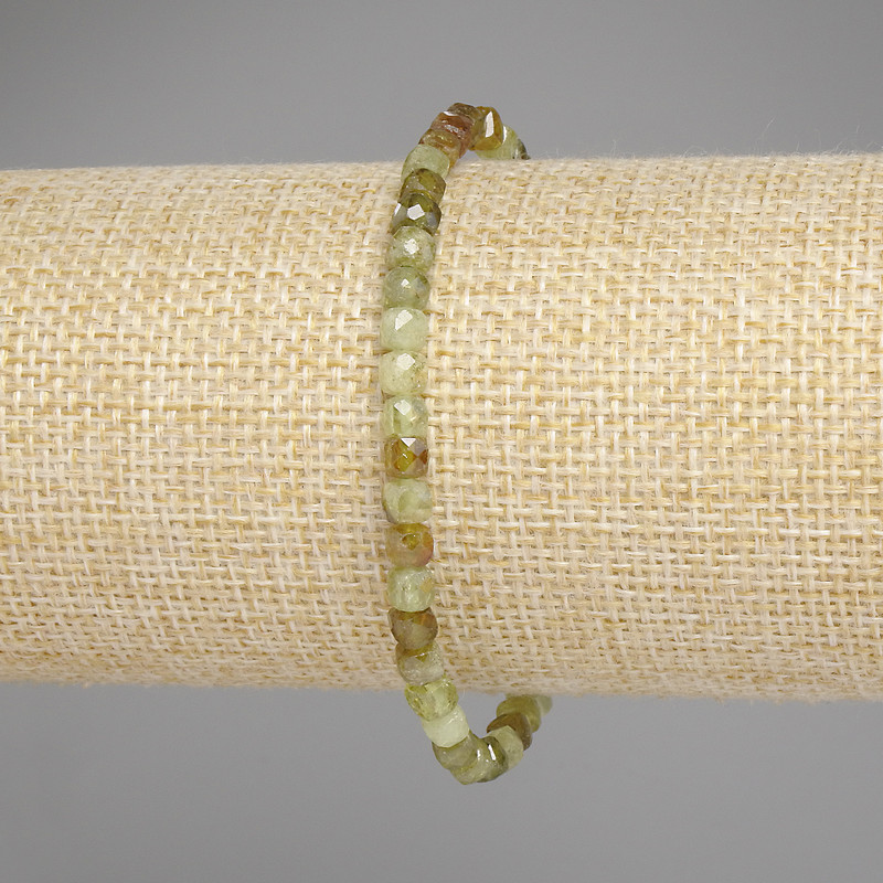 Armband aus facettiertem Grossular-Granat, Kubus 4×4 mm, Länge ca. 18 cm, Stretch-Band