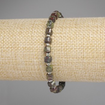 Armband aus Jaspis »Blut des Drachen«, facettierte Würfel, Durchmesser 5 mm ±, Perlen 3 mm ±, Länge 18 cm ± Stretchbasis