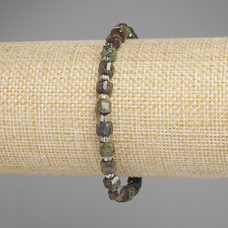 Armband aus Jaspis »Blut des Drachen«, facettierte Würfel, Durchmesser 5 mm ±, Perlen 3 mm ±, Länge 18 cm ± Stretchbasis