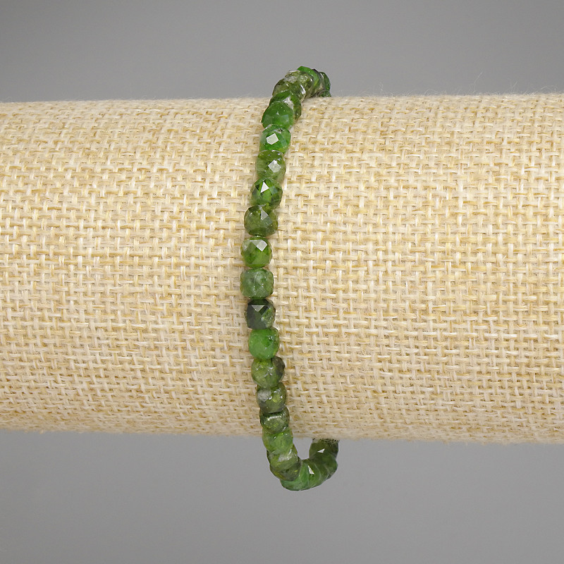 Armband aus Diopsid, facettierte Würfel, Durchmesser 4,5 × 4,5 mm, Länge ca. 18 cm, elastische Schnur