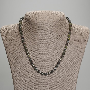 Halskette aus Blutdrache-Jaspis, facettierte Würfel 5×5 mm, Glasperlen 3 mm, Länge ca. 45 mm, mit Verschluss