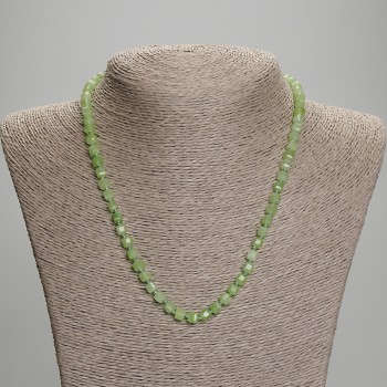 Halskette aus Chrysolith und Olivin, facettierte Würfel, Kantenlänge 5×5 mm, Länge ca. 45 mm, mit Verschluss