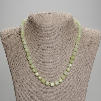 Halskette aus Chrysolith Olivin, facettierte Würfel, Durchmesser ca. 6,5 mm, Seed-Beads 3 mm +/-, Länge ca. 45 mm +/- mit Verschluss