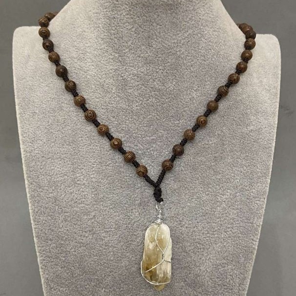 Unbehandelter Citrin-Anhänger, umwickelt mit dünnem Draht, 38×47×17 mm ±, an einer Schnur mit Perlen, Länge 60 cm ±