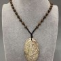 Anhänger aus Picasso-Jaspis, natürlicher Stein, 31×51 mm (±), auf einer Schnur mit Perlen, Länge ca. 60 cm