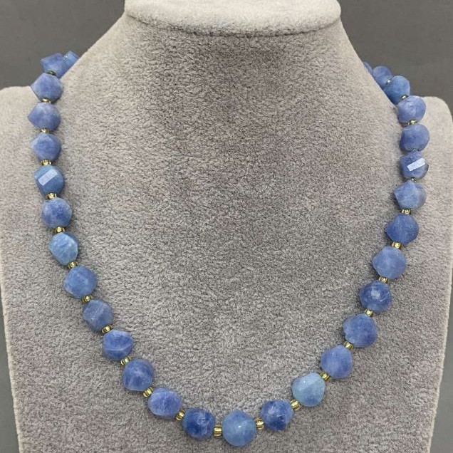 Kette aus Aquamarin, facettierte Rhomben-Perlen, Durchmesser 9 × 8 mm, Länge ca. 45 cm, mit Verschluss