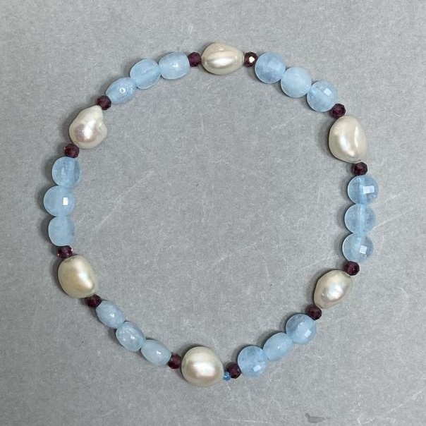 Armband Aquamarin – facettierte Münze, Durchmesser ca. 6 mm; Süßwasserperlen 8–8,5 × 8 mm; Länge ca. 18 cm – Stretch