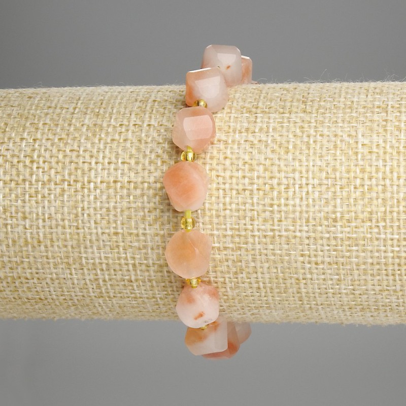 Armband aus Karneol, facettierte Rhomben, Durchmesser ca. 10×9 mm, Rocailles 3 mm, Länge ca. 18 cm, Stretch-Armband