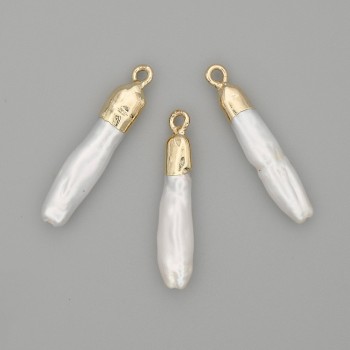 Anhänger aus Barockperlen, goldfarbenes Metall, Durchmesser 30 × 5 mm+