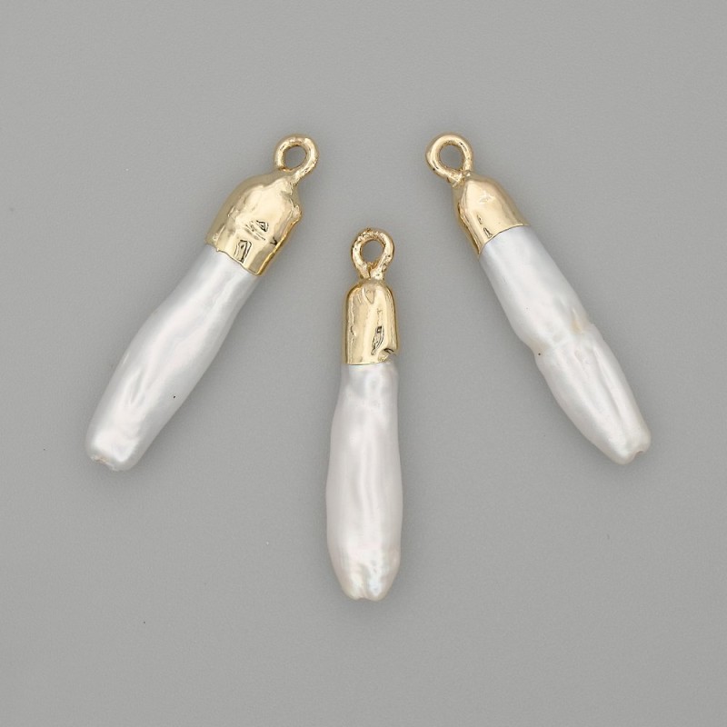 Anhänger aus Barockperlen, goldfarbenes Metall, Durchmesser 30 × 5 mm+