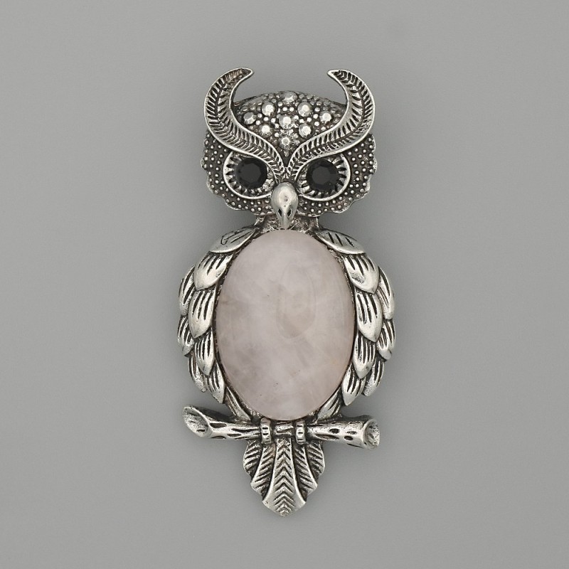 Broschenanhänger «Eule» aus Rosenquarz, 60×29 mm ±, schwarze Strasssteine, silberfarbenes Metall