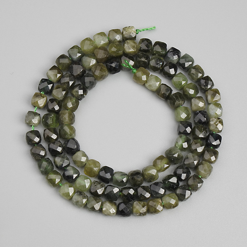 Grüne Turmalin-Perlen, facettierte Würfel 4×4 mm, ca. 39 cm Länge auf Schnur