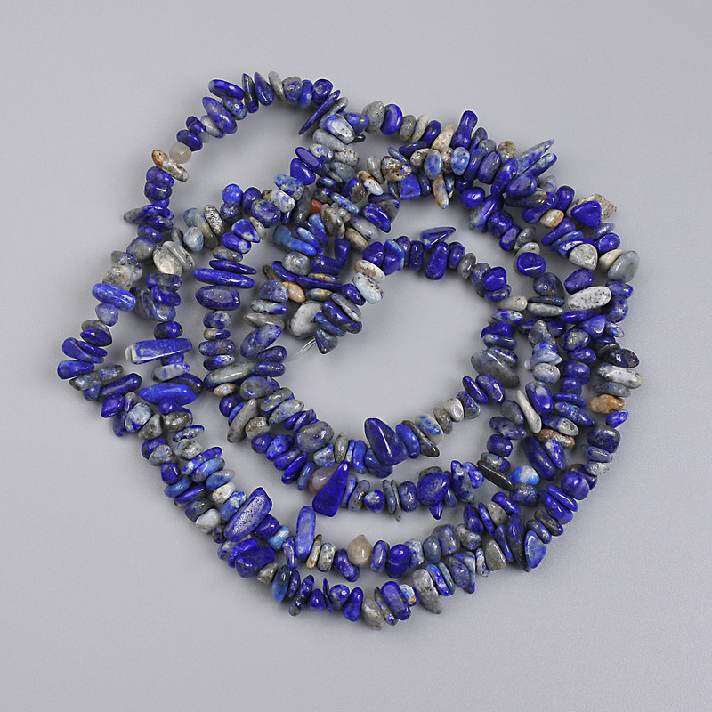 Sodalit-Chips-Perlen, Durchmesser 6–10 × 2–3 mm, Länge ca. 78 cm, auf Faden