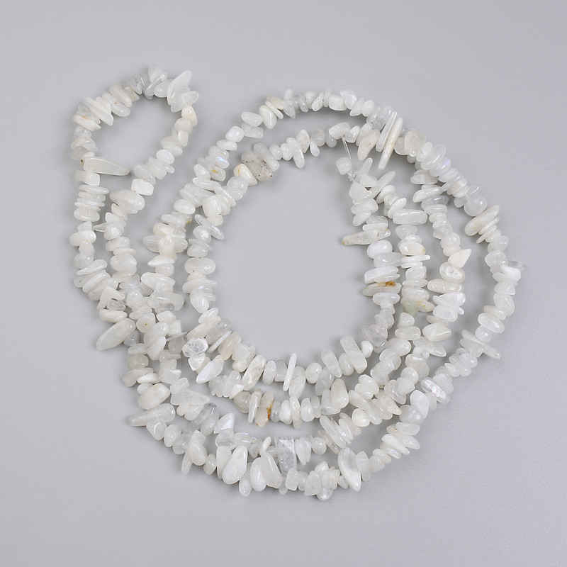 Adular-Granulat-Perlen, Durchmesser 4–10×2–4 mm, Länge ca. 78 cm, auf Schnur